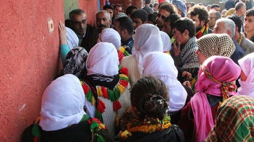 Abla &Ouml;calan&rsquo;ın elini &ouml;pmek i&ccedil;in yarıştılar