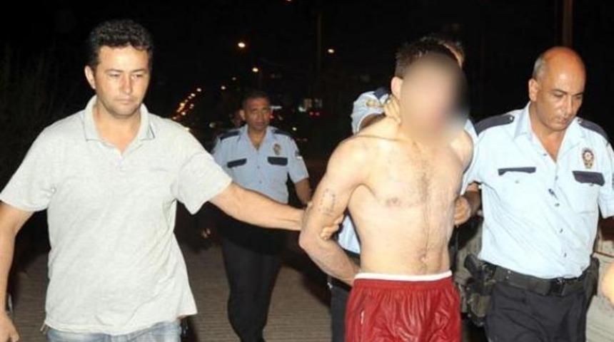 Plajda palalı zorbalar