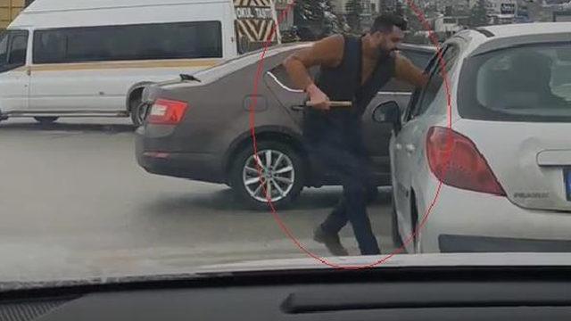 Trafikte çekiçli kavga! Defalarca vurdu