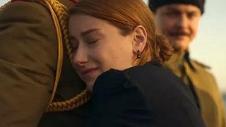 'Pera Palas'ta Gece Yarısı' dizisinde Hazal Kaya'nın Atatürk'e sarıldığı an sosyal medyada gündem oldu