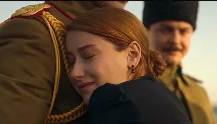'Pera Palas'ta Gece Yarısı' dizisinde Hazal Kaya'nın Atatürk'e sarıldığı an sosyal medyada gündem oldu