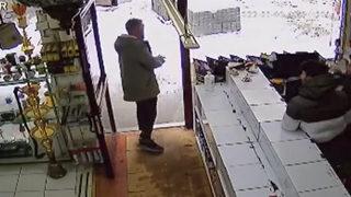 Korku dolu anlar! Çatıdan düşen buz sarkıtından bir adımla kurtuldu