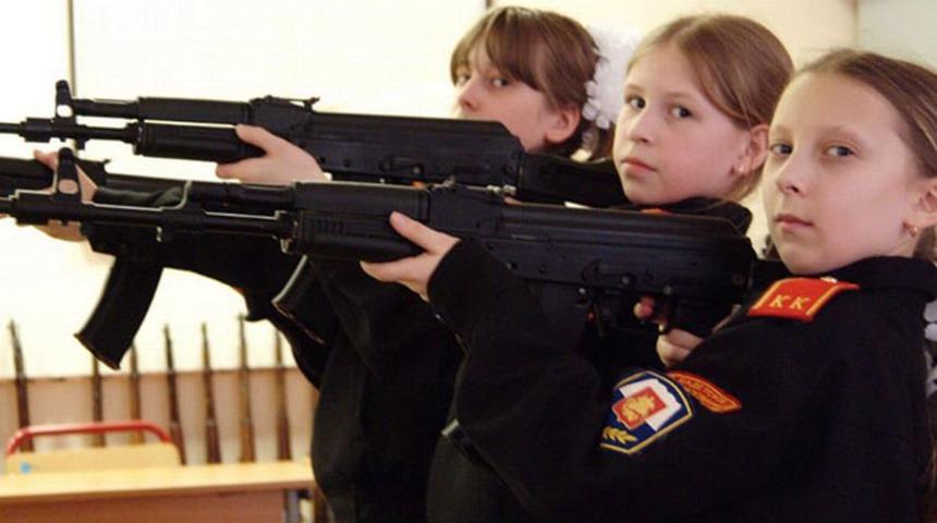 Rusya’nın çocuk askerleri! 8 yaşındaki milyonlarca öğrenciden oluşan ordu kurdu