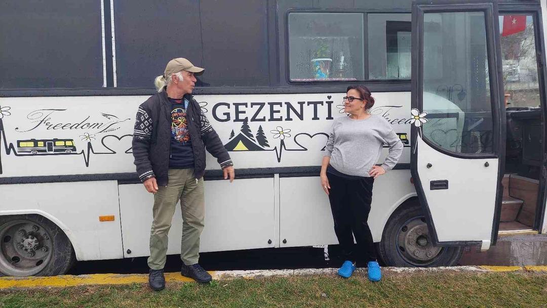2 yıldır otob&uuml;s karavanda yaşıyorlar: &Ouml;m&uuml;rlerinin sonuna kadar karavanda yaşamak istiyorlar