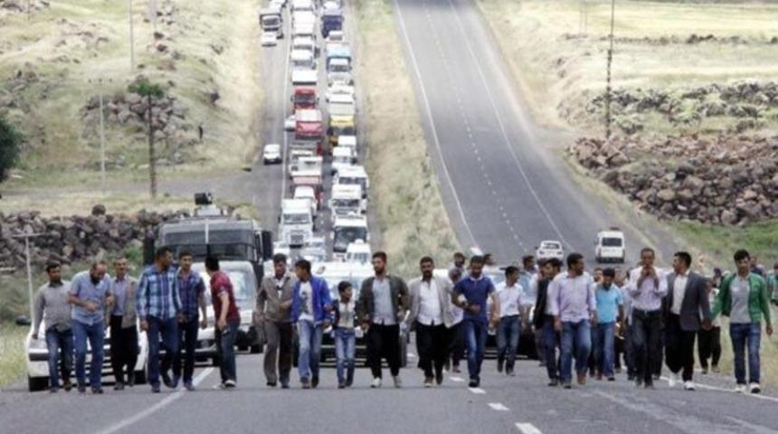 Yolu tam 3 saat kapattılar