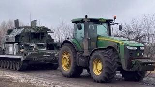 Son dakika | Rus askerleri bıraktı, Ukraynalı çiftçi traktörüyle çekti! 25 milyon dolarlık Tor-M2 füzesi olay oldu