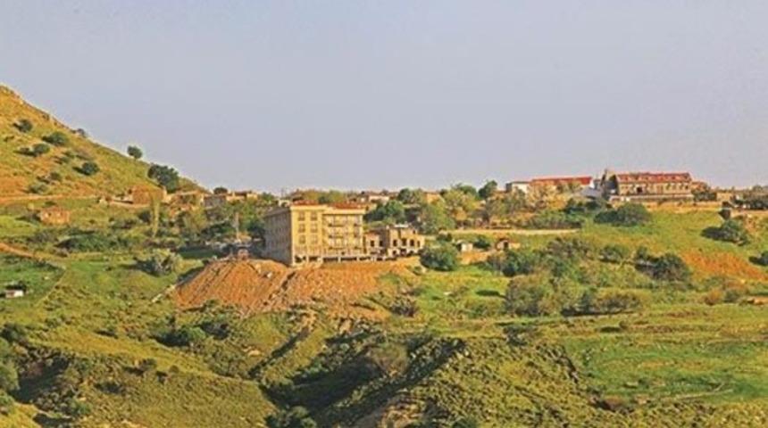 G&ouml;k&ccedil;eada'daki otele yıkım yolu g&ouml;r&uuml;nd&uuml;