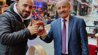 Onu göre şaşırıp kalıyor! Şıklığından ödün vermeyen simitçinin aylık kazancı dudak uçurdu! Tam 25 bin lira…