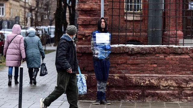 Ukrayna'nın Lviv kentinde ilginç görüntü! Casusluk şüphelisini yakalayıp direğe bağladılar