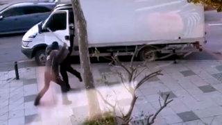 Şişli’de İSPARK görevlisi aracından zorla indirdiği sürücüye sopayla saldırdı! O anlar saniye saniye görüntülendi