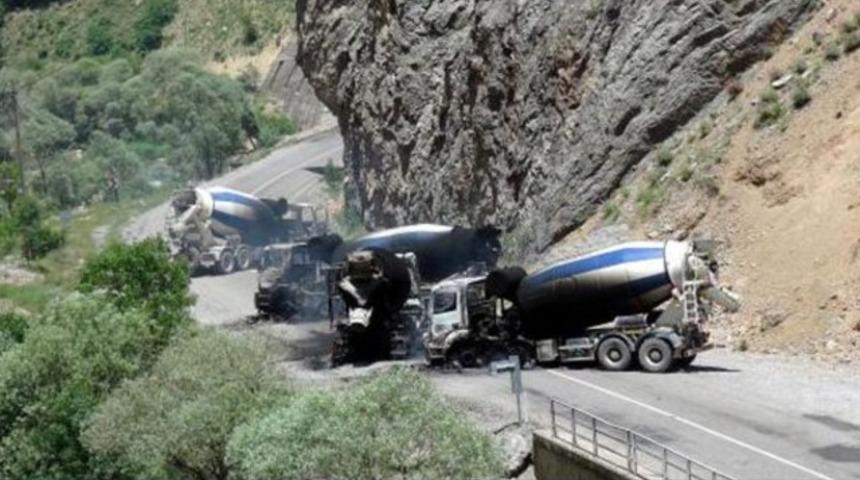 Yol kesen PKK'lılar 5 aracı yaktı, 6 kişiyi kaçırdı