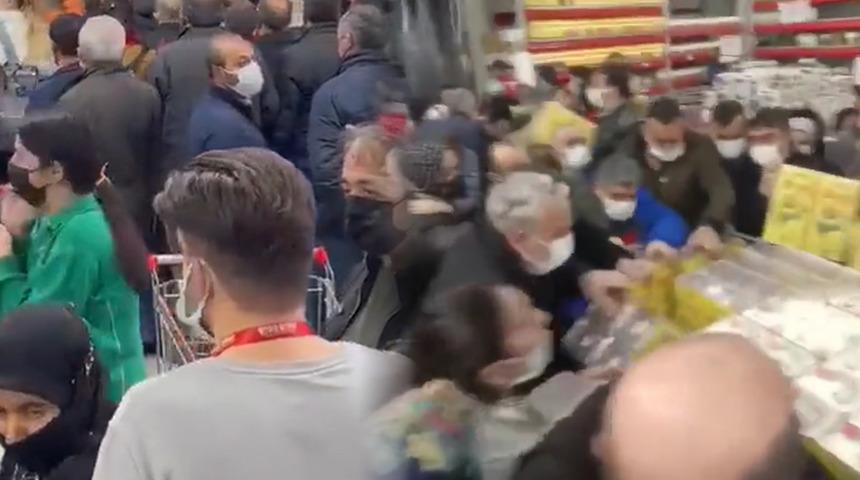 Sosyal medya bu görüntüleri konuşuyor! Vatandaşlar ayçiçek yağı alabilmek için birbirleriyle yarıştı