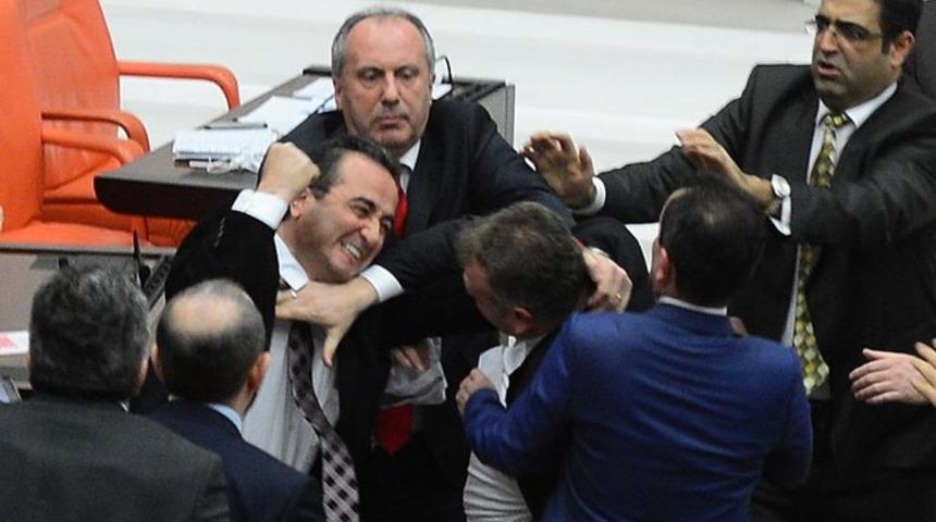 Meclis'te yumruklar atıldı, gözlükler kırıldı
