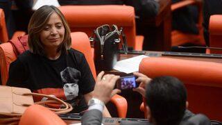 Meclis'te Atatürk tişörtüyle oturdu