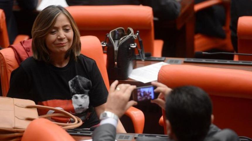 Meclis'te Atatürk tişörtüyle oturdu