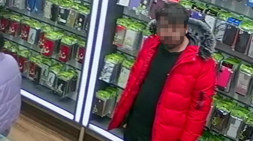 "Telefoncu esnafının kâbusu oldu" denilmişti! "Kırmızı montlu dolandırıcı" Isparta’da yakalandı