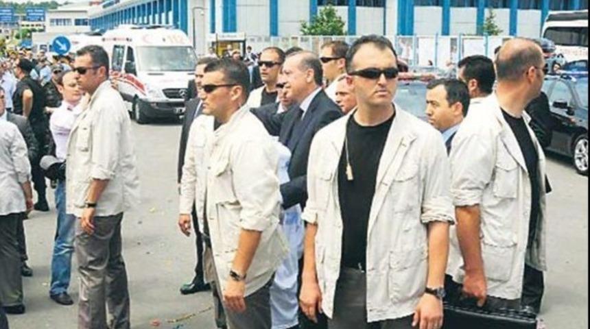 Böceği beş polis yerleştirdi