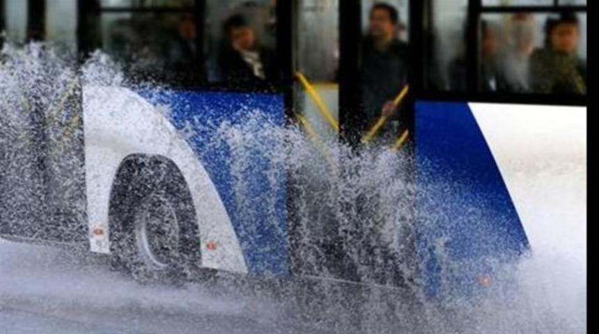 Su sı&ccedil;ratan otob&uuml;se ateş a&ccedil;tı