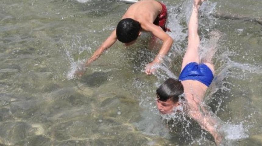 Sivas'ta &ccedil;ocuklar s&uuml;s havuzu sezonunu a&ccedil;tı