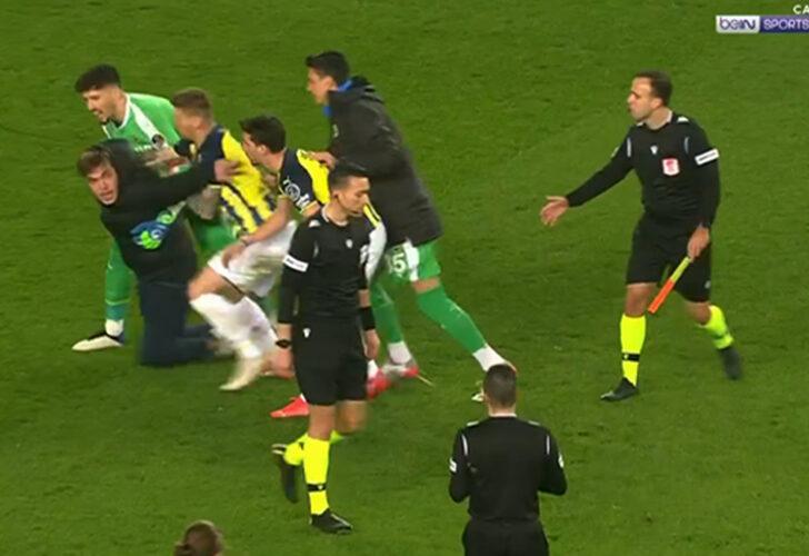 Son dakika: Fenerbahçe-Trabzonspor maçında hakeme saldırdılar!