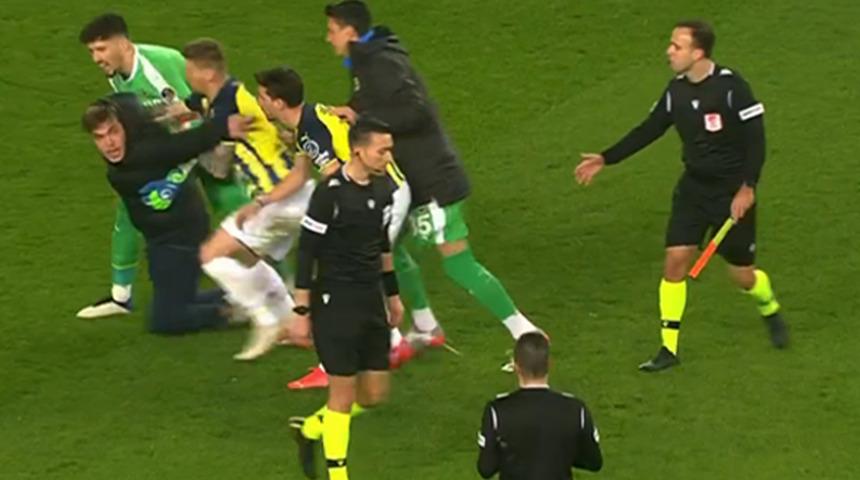 Son dakika: Fenerbahçe-Trabzonspor maçında hakeme saldırdılar!