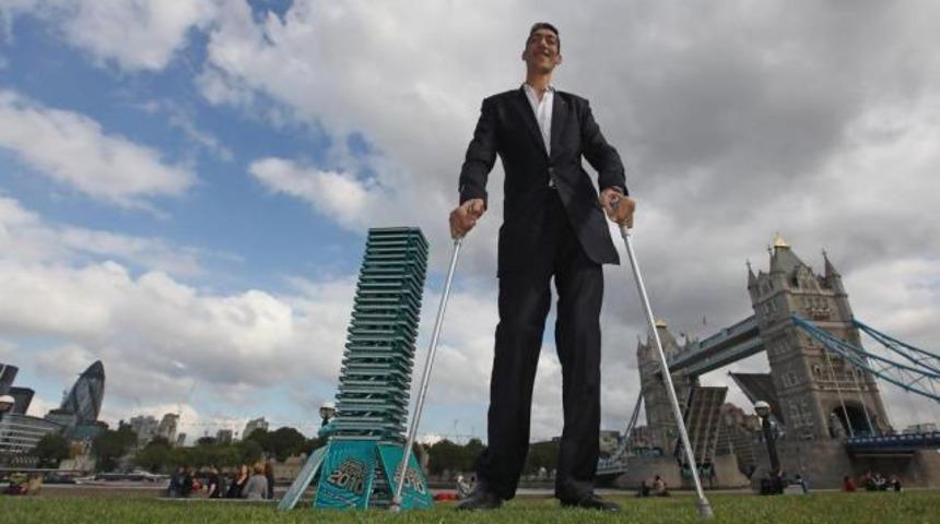 D&uuml;nyanın en uzun adamı 'ev'leniyor