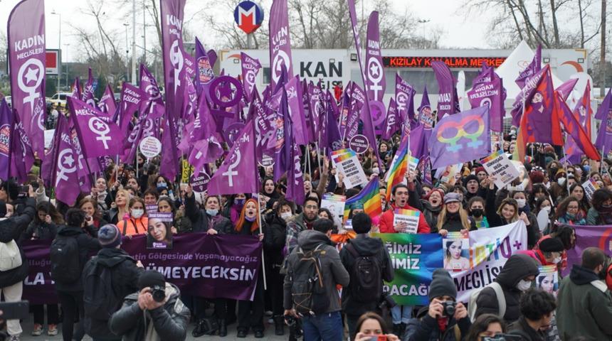 Kadınlar Türkiye'nin birçok şehrinde 8 Mart eylemi yaptı