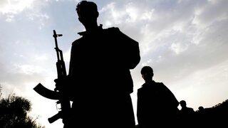 PKK Dicle'de yol kesip araç yaktı