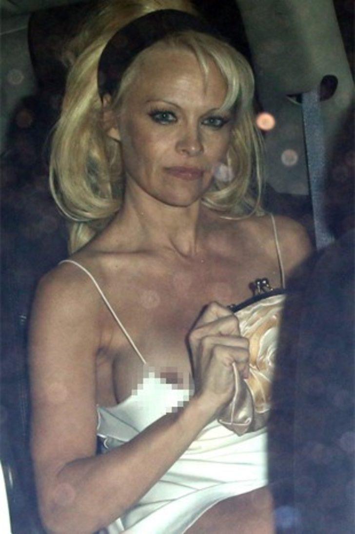 Pamela Anderson geçtiğimiz gece bir gece kulübünden evine dönerken görüntül...