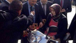 Akülü engelli aracına 'kurdeleli' açılış