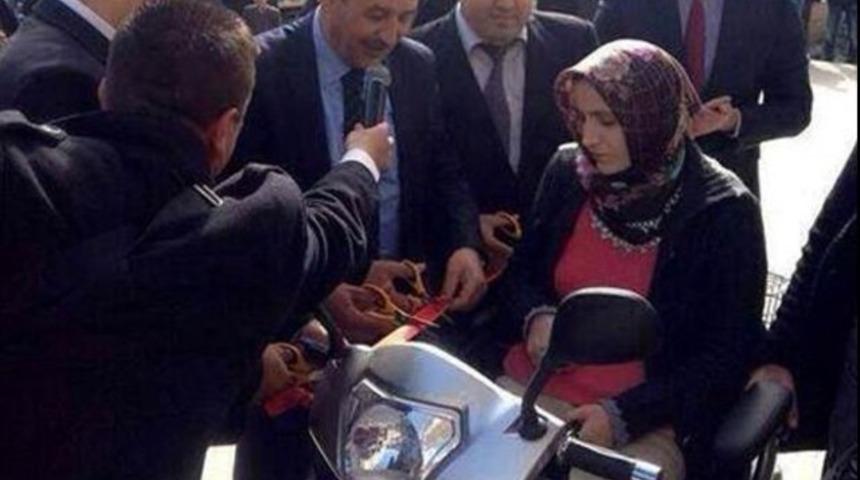 Akülü engelli aracına 'kurdeleli' açılış