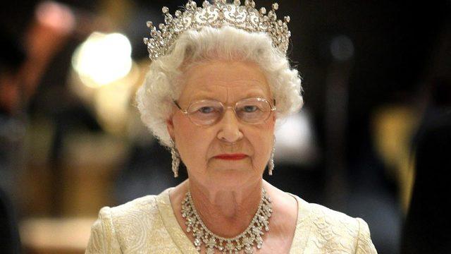 Kraliçe Elizabeth Buckingham Sarayı'nı neden terk etti?