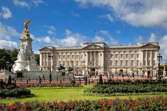 Kraliçe Elizabeth Buckingham Sarayı'nı neden terk etti?