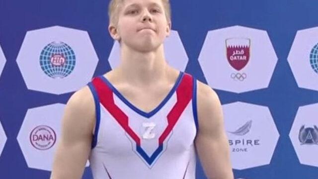 Rus sporcu Doha'daki ödül törenine damga vurdu! 'Z' yazılı mayosuyla podyuma çıktı, tepki topladı