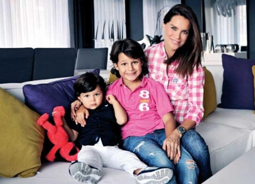 Ebru Şallı'nın oğlu Beren 18 yaşına girdi! Kaslı v&uuml;cudu hayran bıraktı