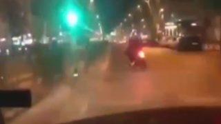 Aniden yola çıktı! Trafik ışıklarına uymayan yayaya motosiklet çarptı