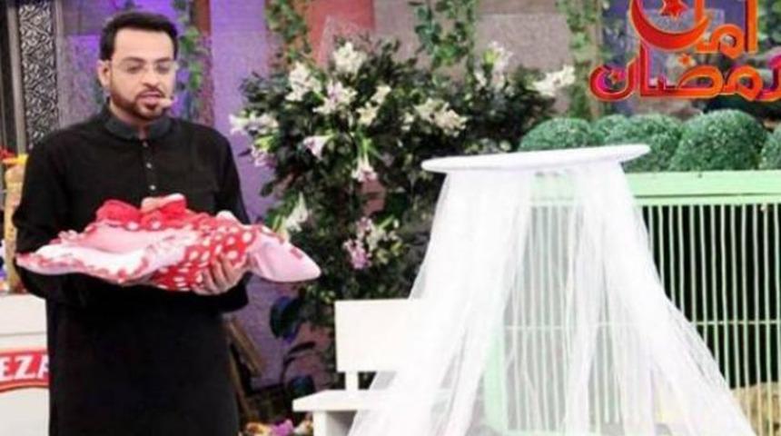 Canlı yayında gerçek bebek dağıttılar