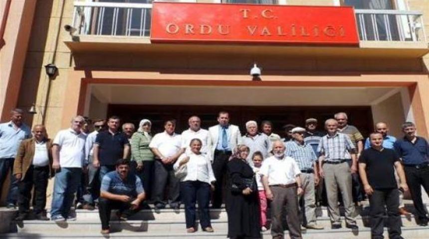 Köylüler valiliği işgal etti