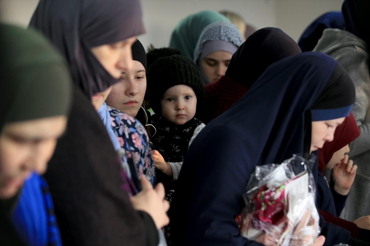 Savaşın g&ouml;&ccedil;e zorladığı kadınlar, &ccedil;ocuklarına hem annelik hem babalık yapıyor