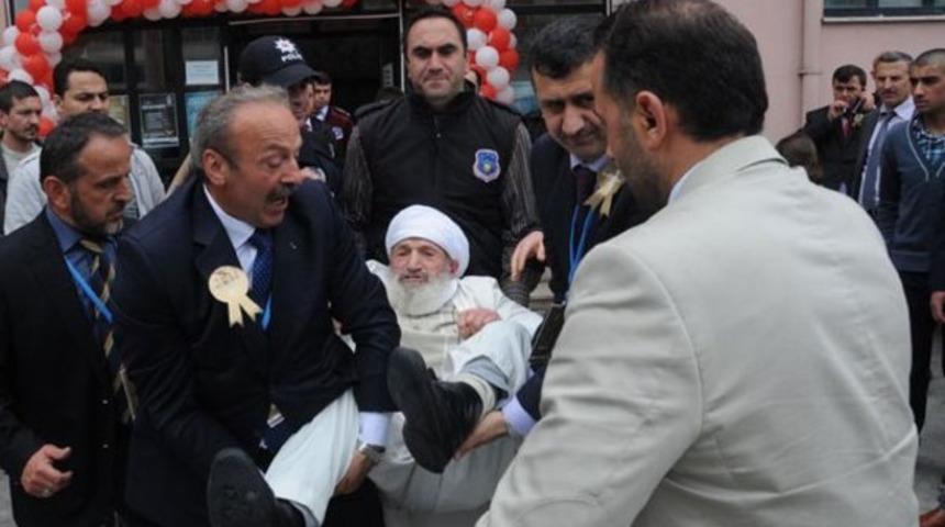 96 yaşındaki protestocuyu böyle dışarı attılar