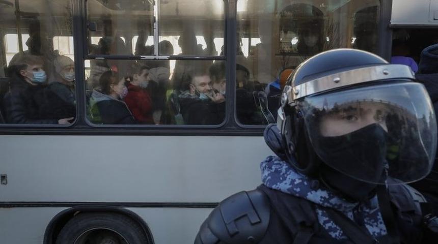 Rusya'da savaş karşıtı protestolarda binlerce kişi gözaltına alındı
