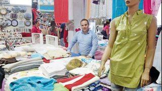 İşportada bakan oğlu