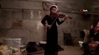 Rus ordusunun bombalarından kaçan keman virtüözü sığınakta keman çaldı