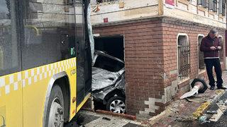 İstanbul'da akılalmaz kaza: Otobüsün sürüklediği otomobil eve girdi! Yaralılar var