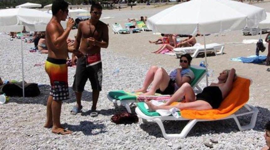 Fethiye'de plaj tahliyesinde ilgin&ccedil; g&ouml;r&uuml;nt&uuml;ler