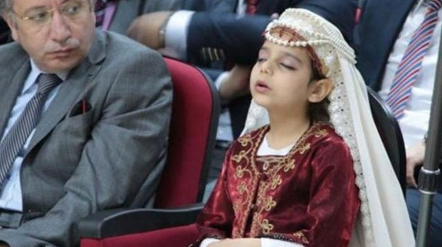 Yorulan 'küçük sultan' uyuya kaldı