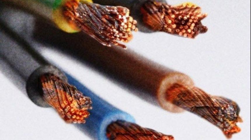 Eşine uyurken elektrik verdi