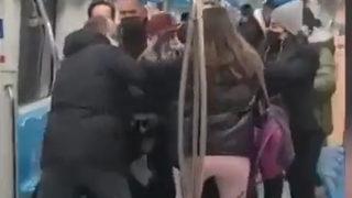 Marmaray’da ‘neden sevişiyorsunuz’ kavgası! Gençlere tekme tokat saldırdı