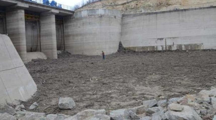 İstanbul'a su sağlayan baraj kurudu