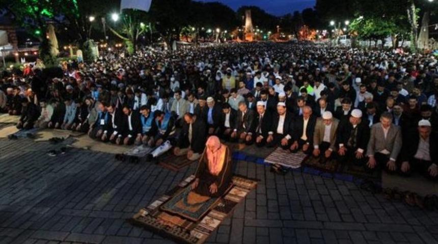 Ayasofya Meydanı'nda binlerce kişi namaz kıldı
